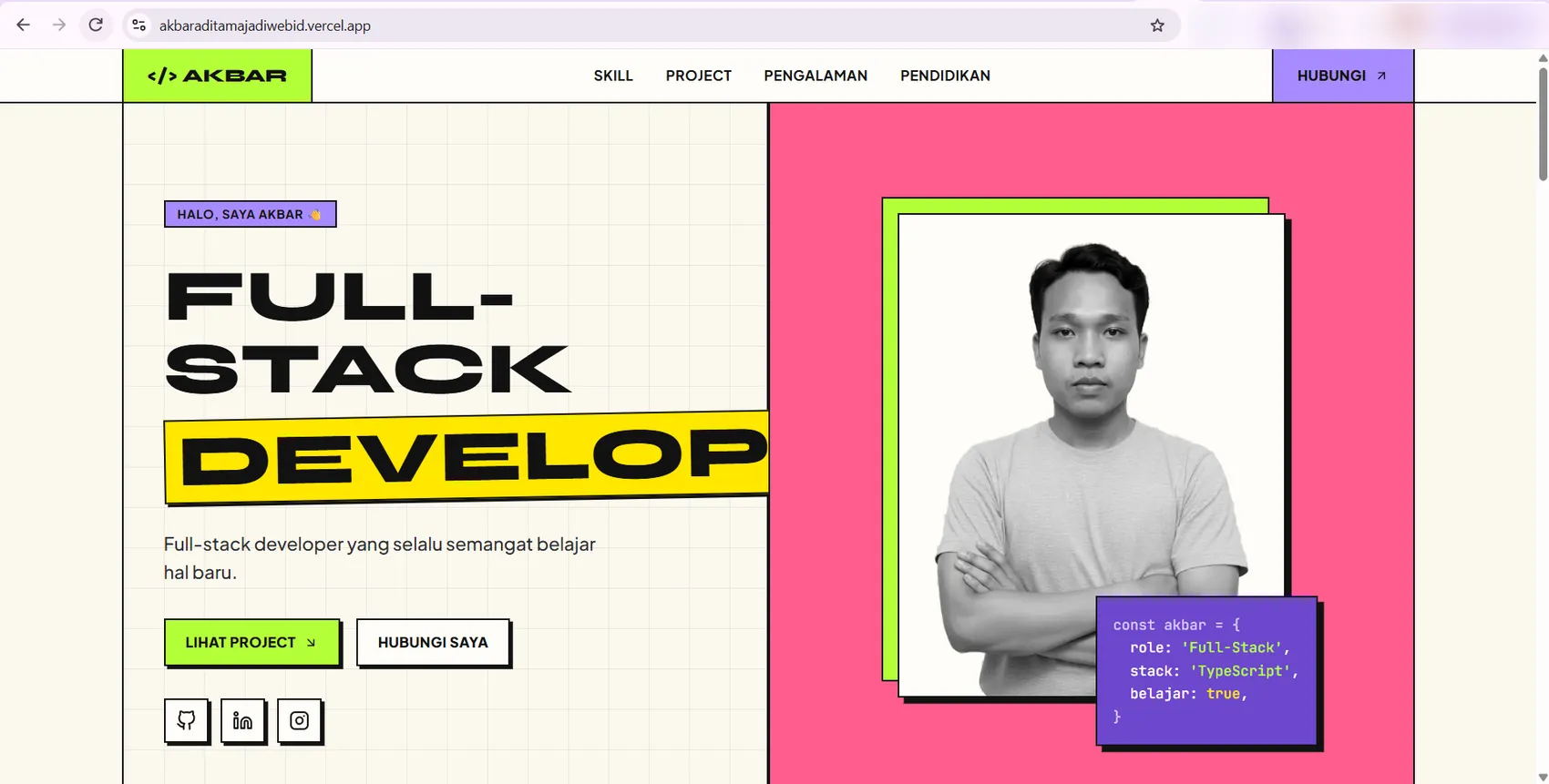 Website sudah online Website portofolio yang sudah online di alamat vercel.app, dibuka di browser, menampilkan halaman hero yang sama dengan versi lokal